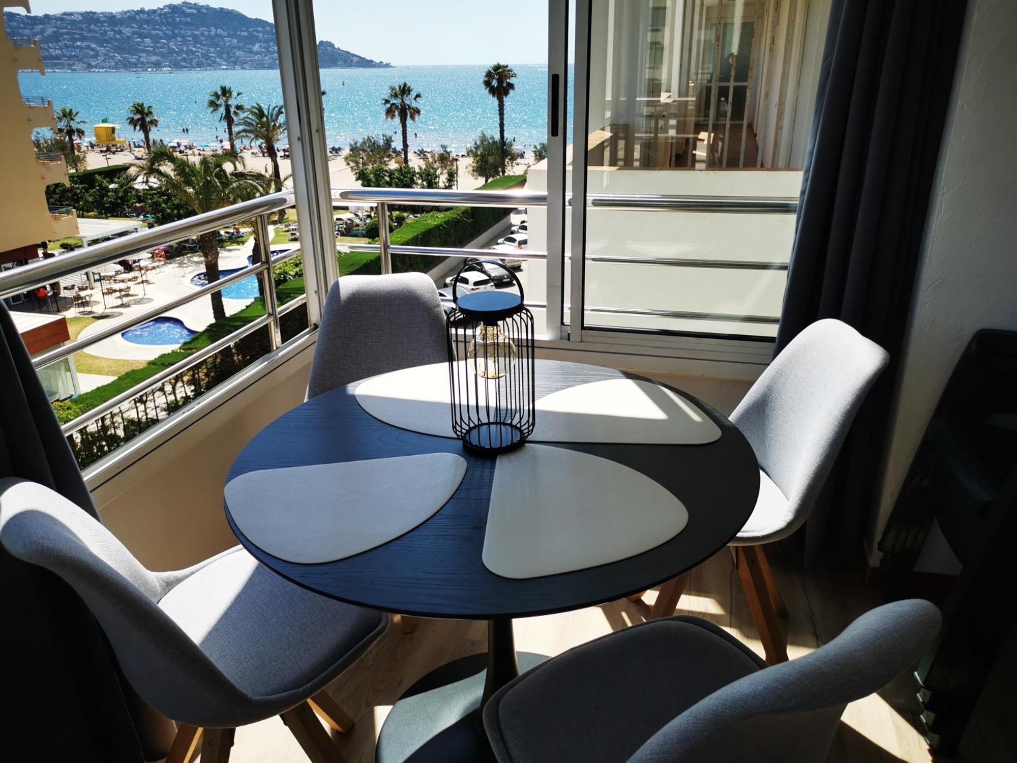 Spacieux Appartement Rose Front Mer Et Piscine Росес Екстер'єр фото