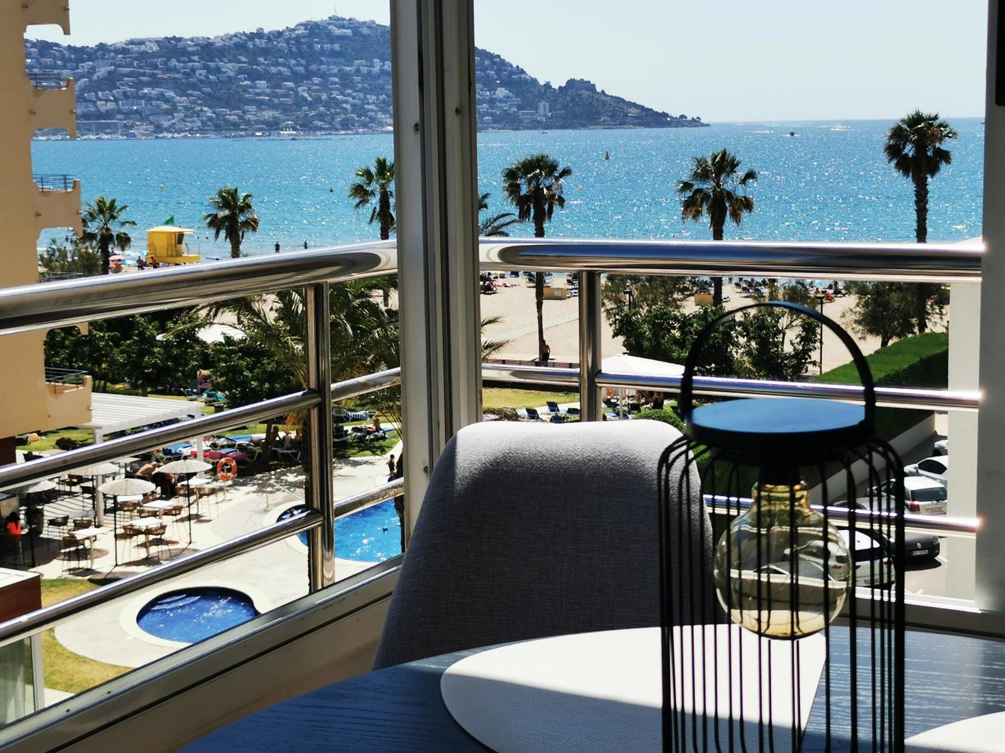 Spacieux Appartement Rose Front Mer Et Piscine Росес Екстер'єр фото